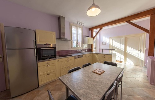 Ascheres-le-Marche Cottage | Cozy Rural Retreat: Renovated Farmhouse with Private Courtyard, Near Paris, Sleeps 6