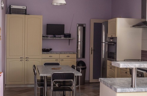 Ascheres-le-Marche Cottage | Cozy Rural Retreat: Renovated Farmhouse with Private Courtyard, Near Paris, Sleeps 6