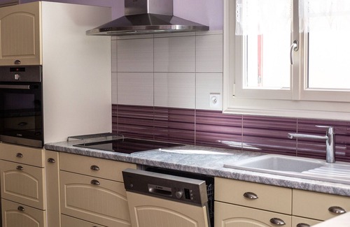 Ascheres-le-Marche Cottage | Cozy Rural Retreat: Renovated Farmhouse with Private Courtyard, Near Paris, Sleeps 6