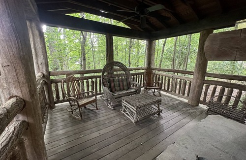 Candler Cabin | Cozy, rustic cabin just minutes from Downtown Asheville!
