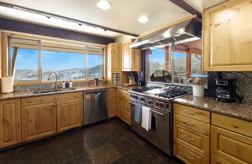 Summit Park House | Cozy Rustic Escape Su