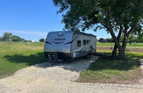 Kempner House | Cozy RV with 1 bedroom and bunk and AC, WiFi in relaxing Kempner