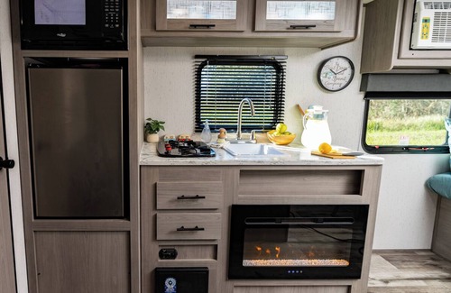 Putnam Hall House | Cozy RV with AC and WiFi in Terrific Melrose