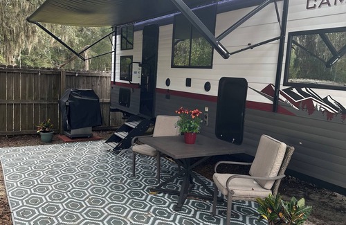 Fleming House | Cozy RV with WiFi, TV, and fireplace in charming Midway