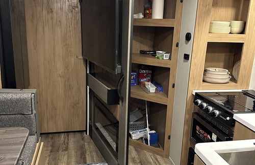 Fleming House | Cozy RV with WiFi, TV, and fireplace in charming Midway