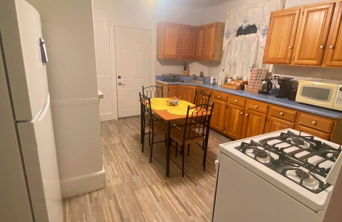 Salem House | Cozy Salem Getaway. Historic Home Near All the Sights