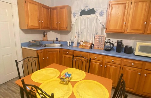 Salem House | Cozy Salem Getaway. Historic Home Near All the Sights