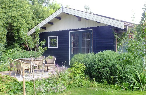 Idsegahuizum House | Cozy "Schwedenhaus" with a beautiful view, located on the water