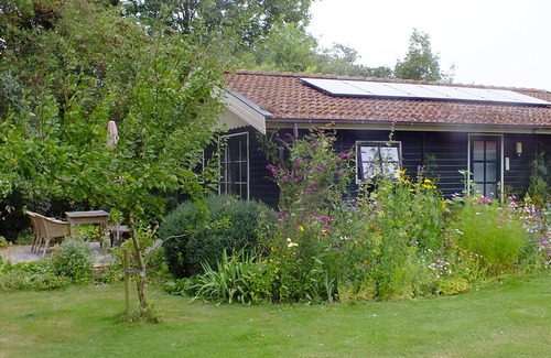 Idsegahuizum House | Cozy "Schwedenhaus" with a beautiful view, located on the water