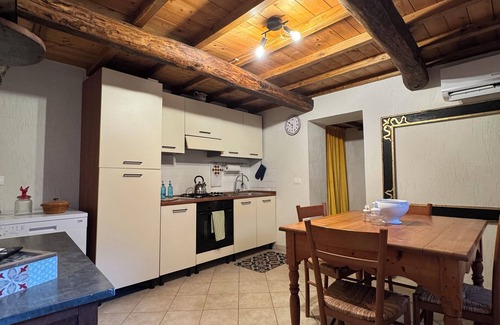 Camaiore House | Cozy Shelter in Casoli di Camaiore, Elanor