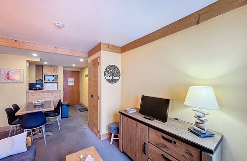 Les Bruyeres Apartment | Cozy Ski-In/Ski-Out 1-Bedroom Apartment with Mountain Views in Les Menuires