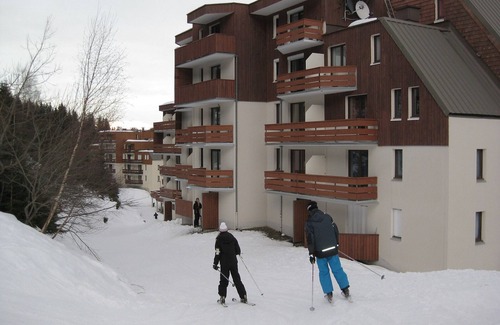 Le Pleynet Apartment | Cozy ski-in/ski-out apartment with balcony, close to amenities