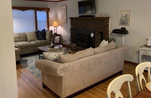 Jewett House | Cozy Ski retreat in the heart of the Catskills- w/ brand new fire pit! (Oct 21)