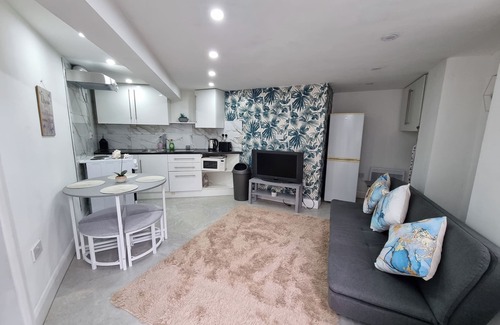 Huddersfield Apartment | Cozy Sleep 5 Hudds Base -Work/Travel, Free Parking