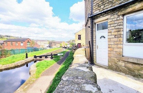 Huddersfield Apartment | Cozy Sleep 5 Hudds Base -Work/Travel, Free Parking