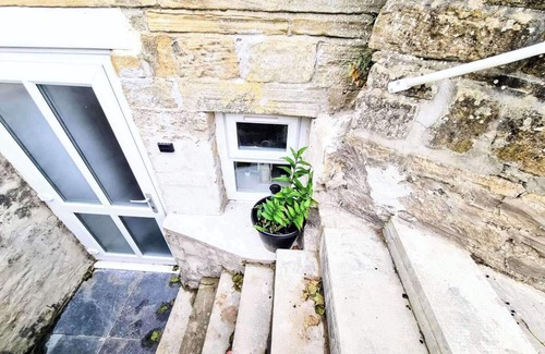 Huddersfield Apartment | Cozy Sleep 5 Hudds Base -Work/Travel, Free Parking