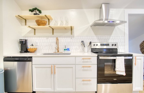 Indianapolis House | Cozy sleeps 7, Fenced backyard, 5 min to Lucas oil stadium and downtown