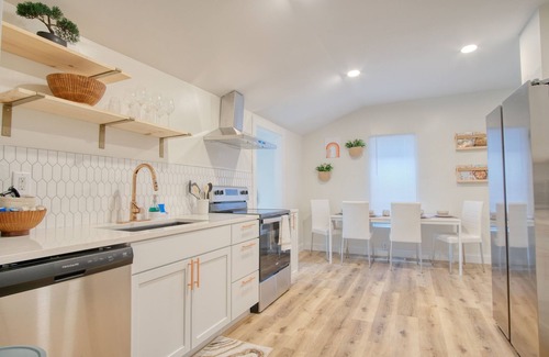 Indianapolis House | Cozy sleeps 7, Fenced backyard, 5 min to Lucas oil stadium and downtown