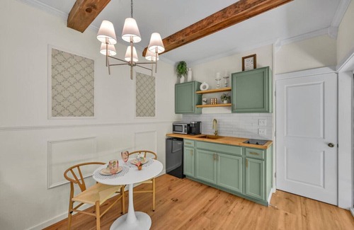 Cumbola Cabin | Cozy Small Studio Retreat by the River