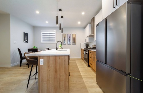 West Edmonton House | Cozy Spacious 3 bedroom Retreat ~ FREE parking 2.5 bath