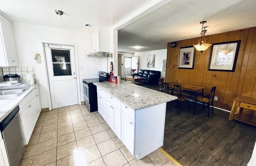 Hayward House | Cozy & Spacious Hayward Entire 4BR SFH/Free Parking/WiFi