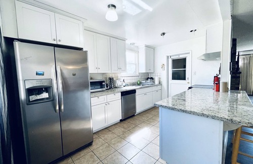 Hayward House | Cozy & Spacious Hayward Entire 4BR SFH/Free Parking/WiFi
