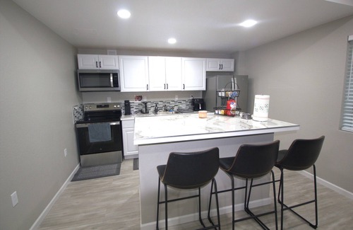 Aurora House | Cozy, spacious Two-bedroom Basement Apartment in peaceful neighborhood!