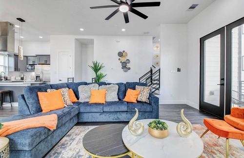 Spring Branch West House | Cozy Spring View in Houston-Few mins to Energy Corridor, The Galleria & downtown