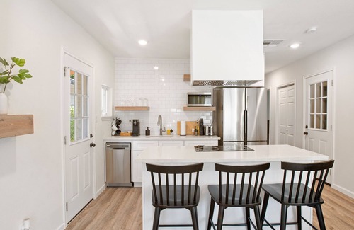 Greater East End House | Cozy Stay Near Downtown -10 min- La Casita Blanca