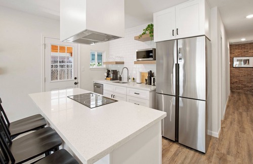 Greater East End House | Cozy Stay Near Downtown -10 min- La Casita Blanca