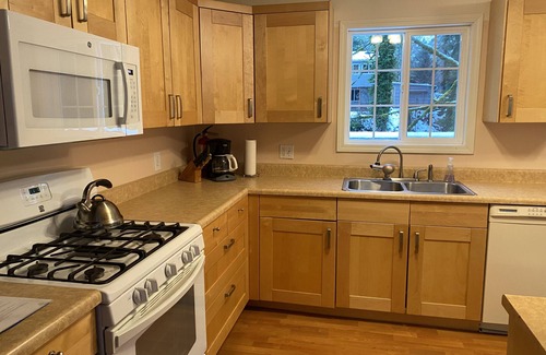 Retsil House | Cozy step-free house near the downtown waterfront & ferry