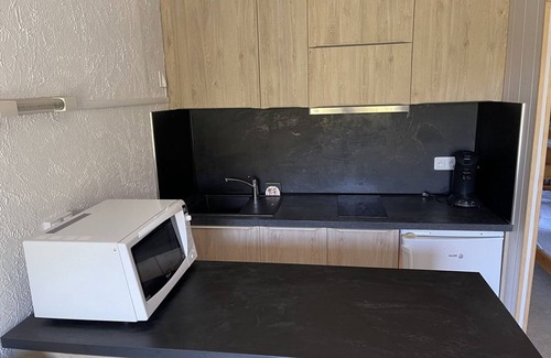 Laveissiere Apartment | Cozy Studio for 4 with WiFi, Ski-In/Ski-Out Access & Pet-Friendly in Laveissière