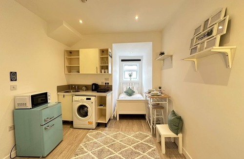 Kensal Green Apartment | Cozy Studio in London