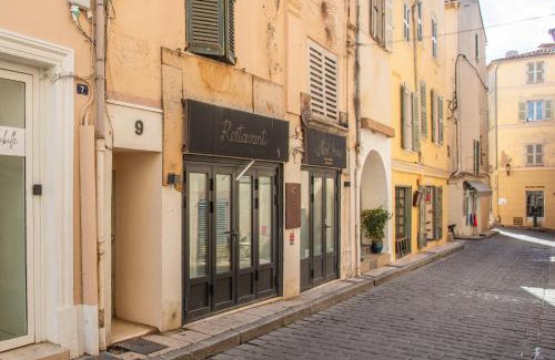 Old Town Apartment | Cozy studio Le Cèdre, Port de Saint Tropez