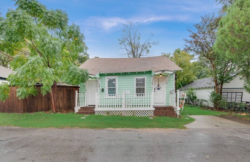 Junius Heights Apartment | Cozy Studio Retreat A: Love Nest with a City Beat!