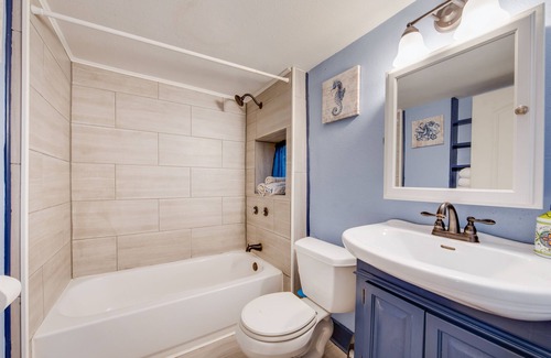 Junius Heights Apartment | Cozy Studio Retreat A: Love Nest with a City Beat!