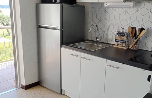 Balaruc-les-Bains Apartment | Cozy studio with loggia and 4 beds in Balaruc-les-Bains, pets allowed