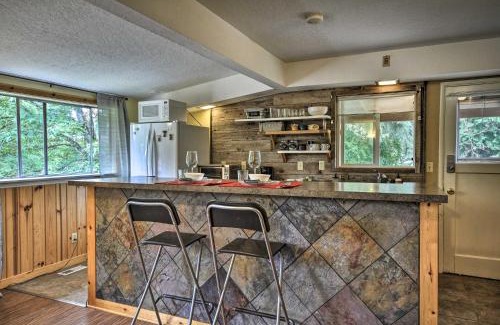 Parkrose Heights Apartment | Cozy Studio with Deck - 9 Mi to Dtwn Portland!