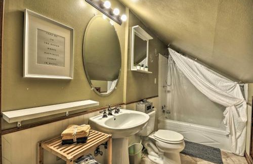 Parkrose Heights Apartment | Cozy Studio with Deck - 9 Mi to Dtwn Portland!