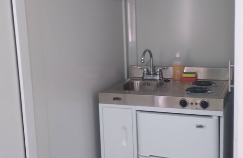 Tanki Leendert Apartment | Cozy studio with WiFi and AC in tranquil Noord