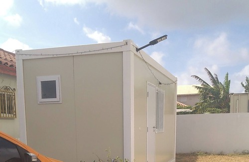 Tanki Leendert Apartment | Cozy studio with WiFi and AC in tranquil Noord