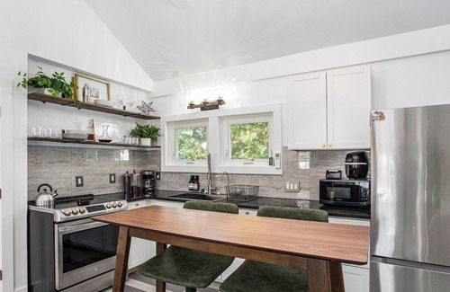 Easttown House | Cozy Stylish Cottage In the City, Close to Everything GR, Extended Stay Welcome