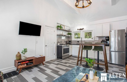 Easttown House | Cozy Stylish Cottage In the City, Close to Everything GR, Extended Stay Welcome