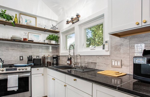 Easttown House | Cozy Stylish Cottage In the City, Close to Everything GR, Extended Stay Welcome