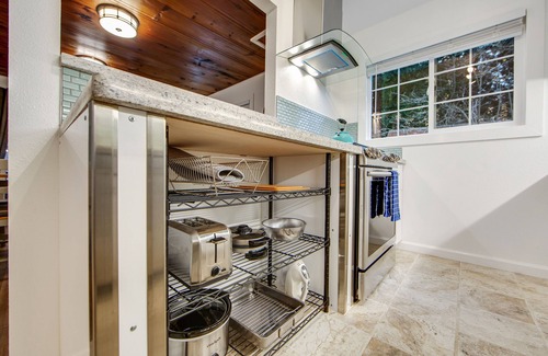 Guerneville House | Cozy & Stylish Cottage w/Hot Tub, Free WiFi, Private Washer/Dryer, & Gas Grill
