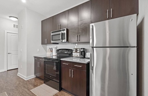 North Hyde Park Apartment | Cozy/Stylish Downtown APT/Pool,gym, FREE Parking