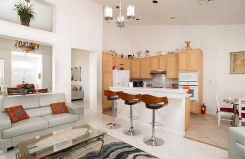 Spring Valley House | Cozy, Stylish High ceiling 3bd rm single story house 1790 sf for Business/Family