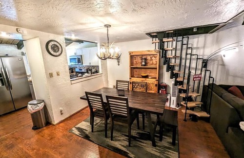 Big Bear Lake House | Cozy & Stylish Townhouse with Spa | Walk to Snow Summit Ski Resort