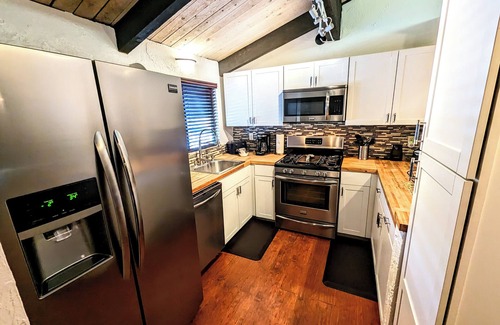 Big Bear Lake House | Cozy & Stylish Townhouse with Spa | Walk to Snow Summit Ski Resort