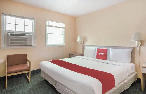 Durham Hotel | Cozy Suburban Room w/King Bed + Mini Fridge for Ultimate Relaxation
